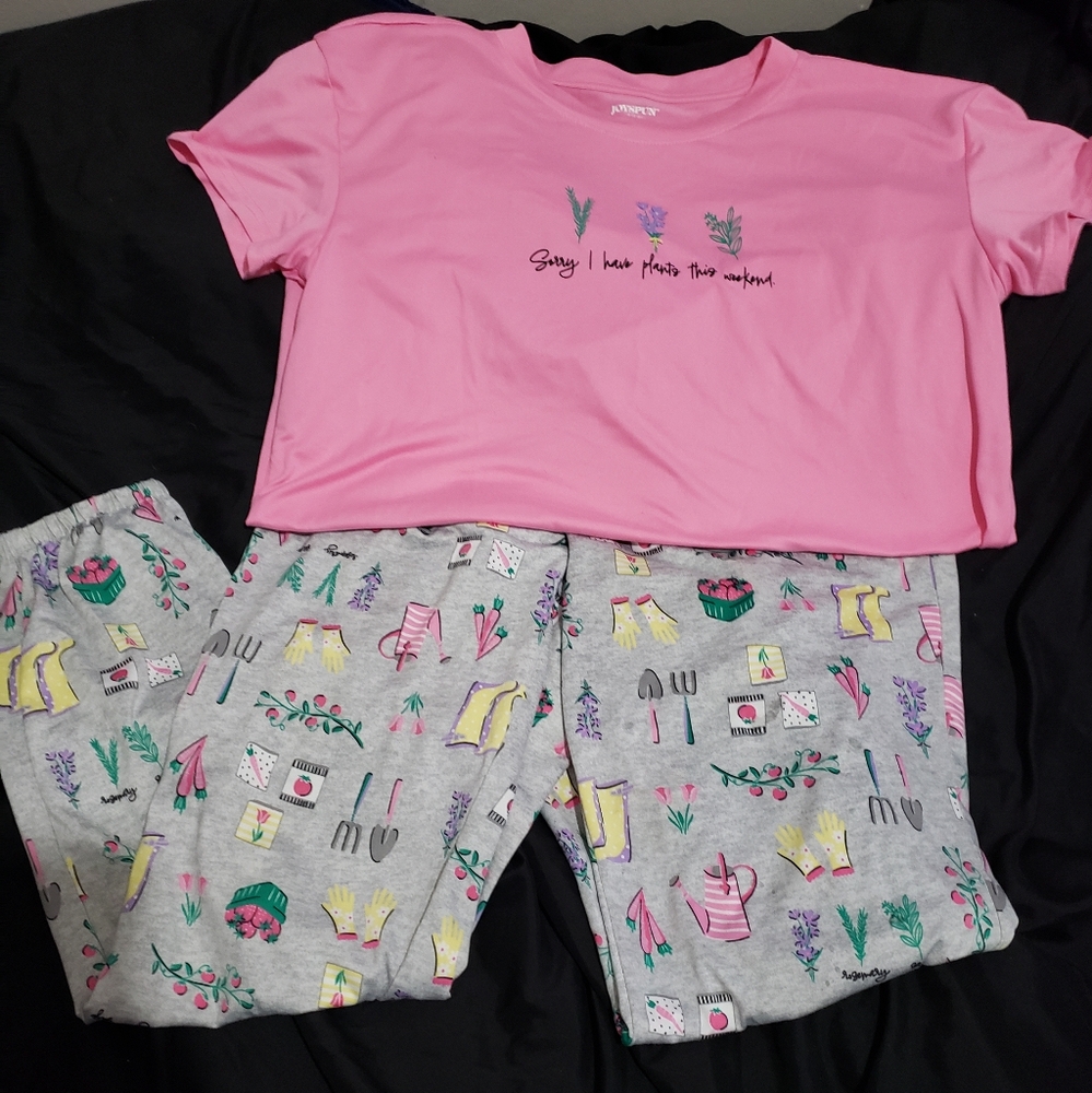 Joyspun size small pajamas pants and matching shirt NWOT